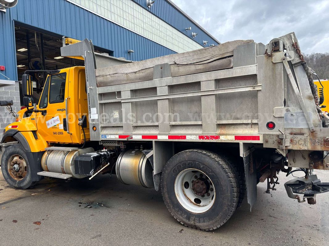 2010 International 7400 SFA – Conventional Cab Dump Truck/ With Spreader