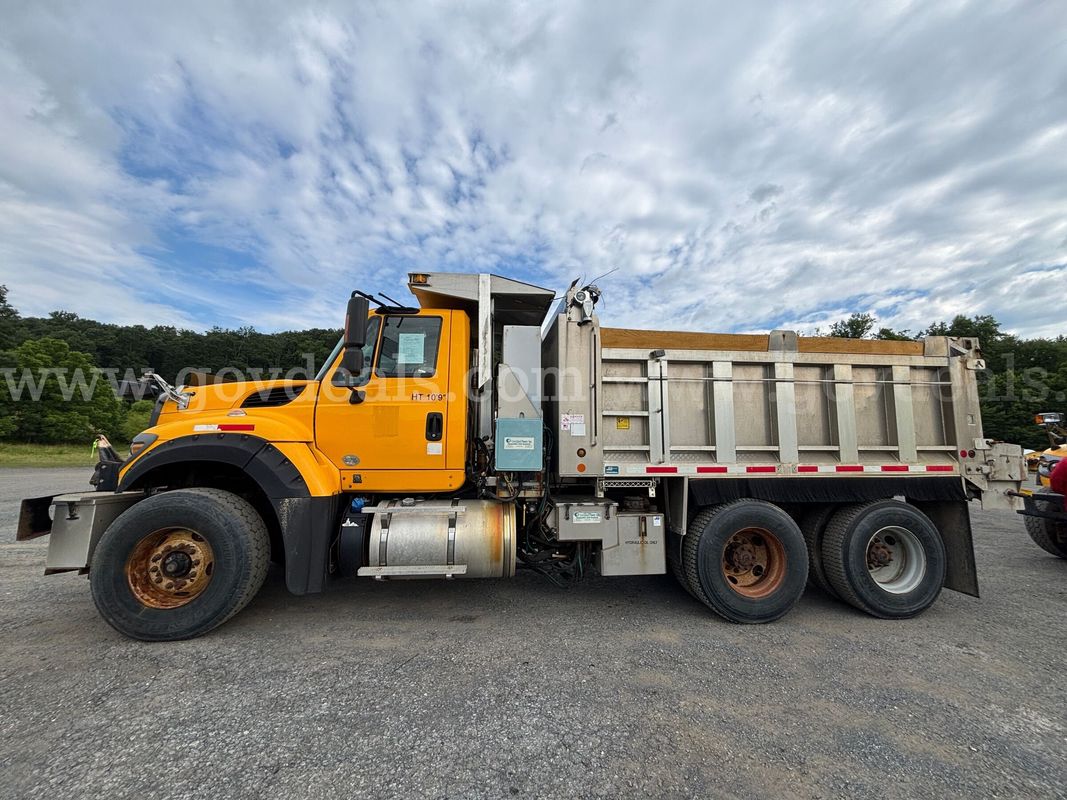 2016 International WorkStar 7600 SFA – Dump Truck/ With Spreader & Snow Plow