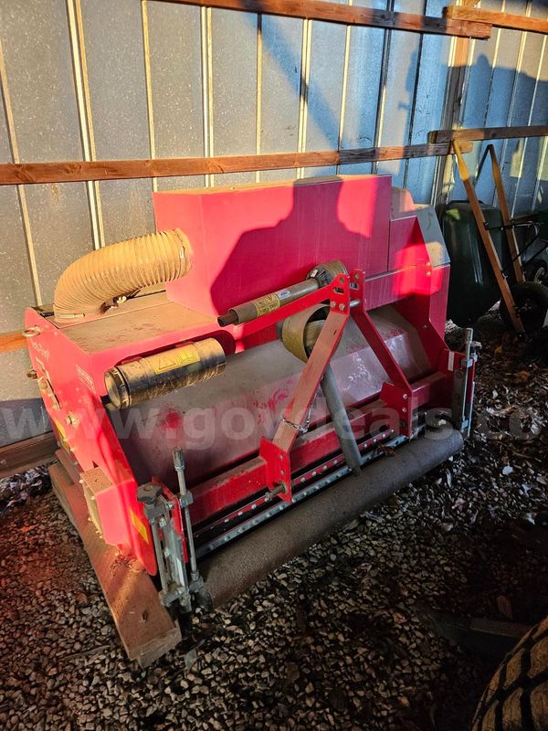 Redexim Verti-Top Turf Groomer