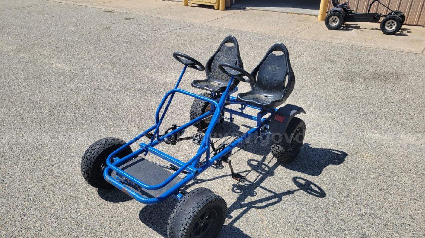 11 Pedal Bikes, 10 single and 1 double. Parts or can be fixed.