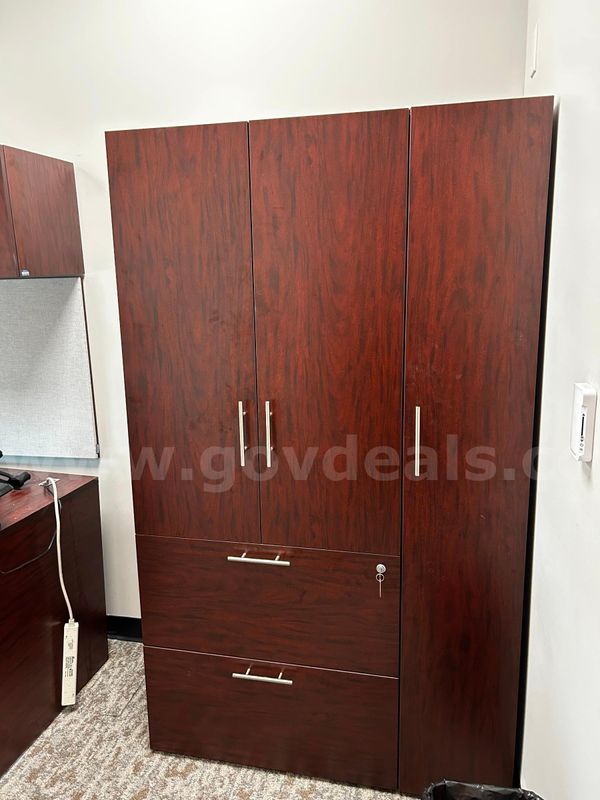 L SHAPE DESK WITH ABOVE WALL CABINETS AND FREE STANDING CABINET