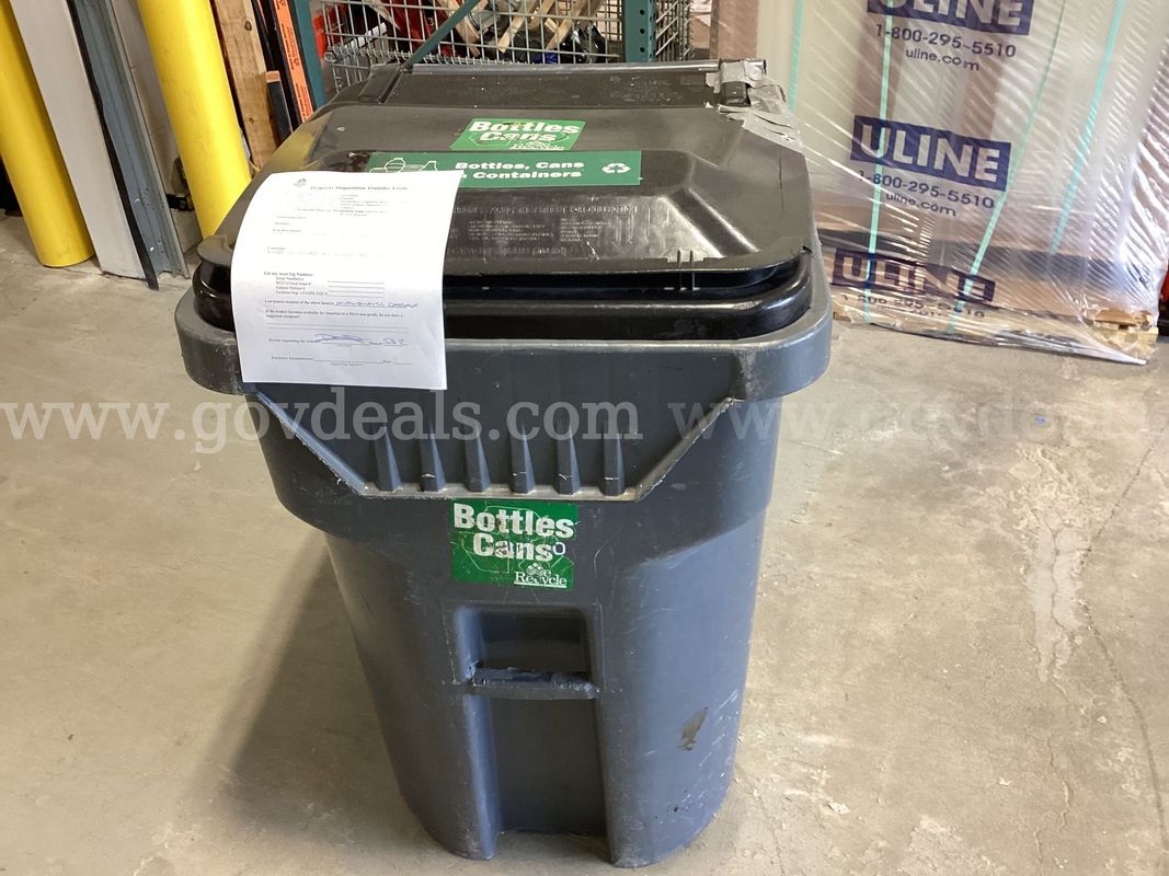 96-Gallon Wheeled Commercial Trash / Recycling Bin (Needs Cleaning / Damaged Lid)
