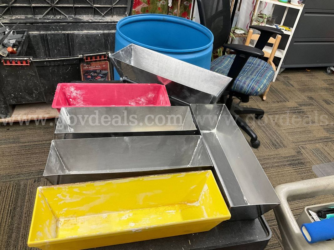 Assorted Drywall Mud Pans Lot – Metal & Plastic Taping Trays (6 Pieces)
