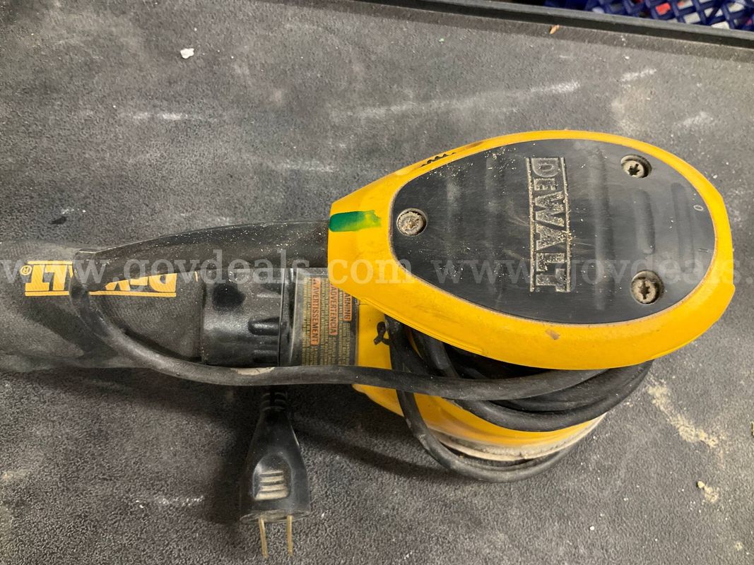 DEWALT D26453 5-Inch Corded Palm Sander w/ Dust Bag – Variable Speed