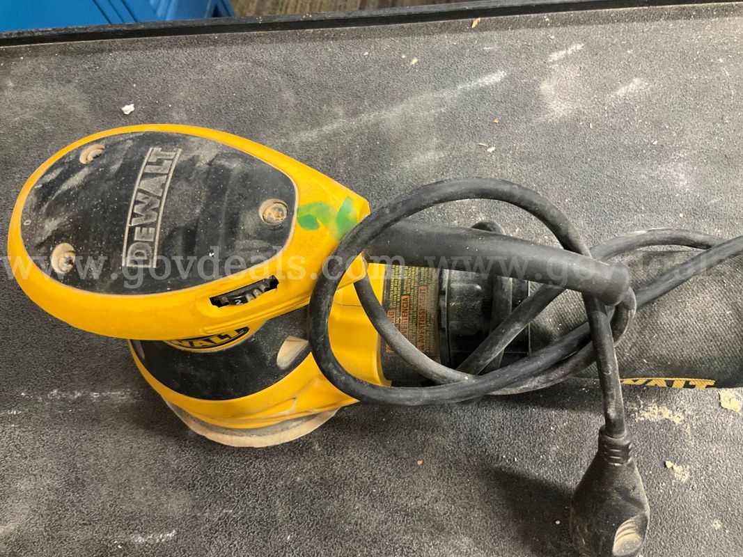 DEWALT D26453 5" Variable Speed Random Orbit Sander w/ Dust Bag