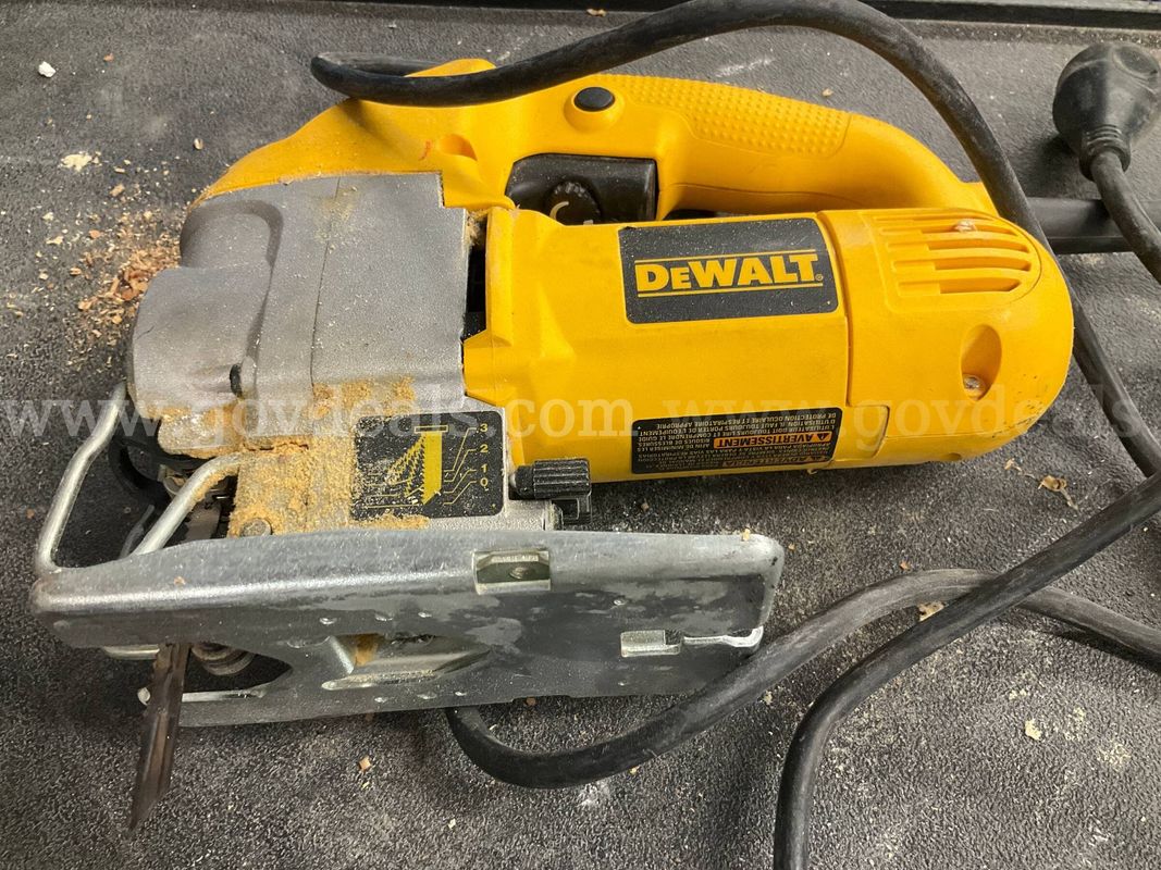 DEWALT DW317 5.5-Amp Variable Speed Orbital Jigsaw - Corded Power Tool