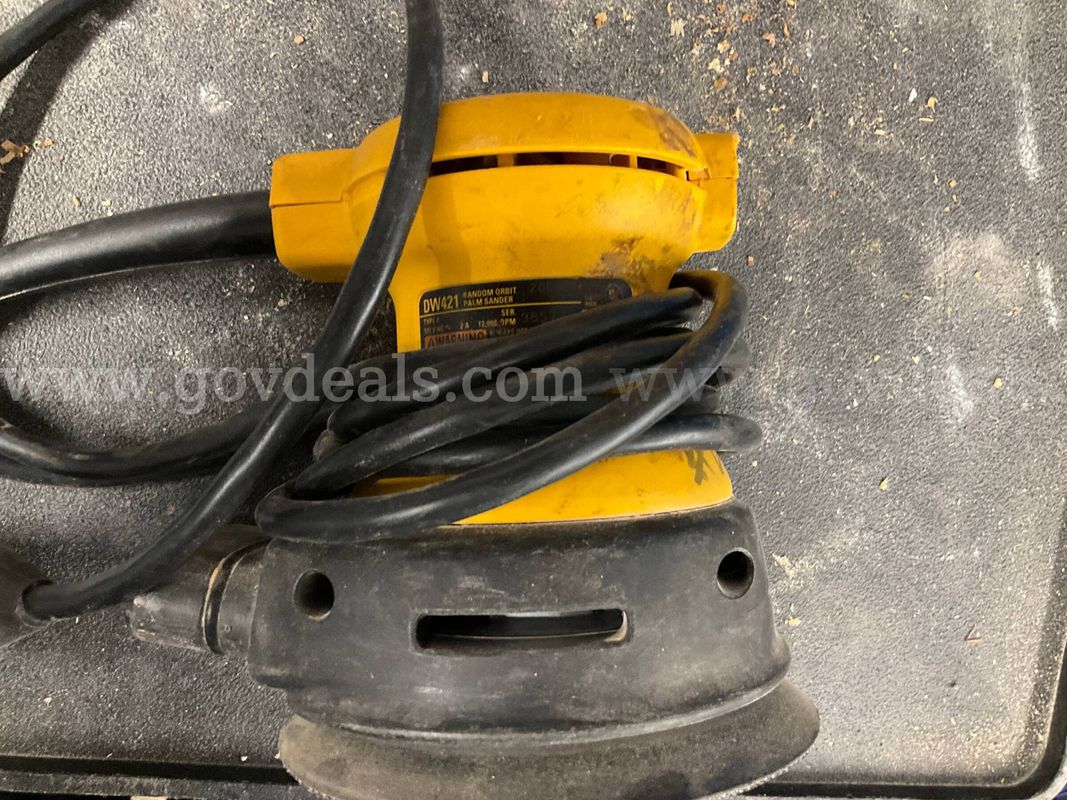 DEWALT DW421 5" Corded Random Orbit Palm Sander - 2.0 Amp