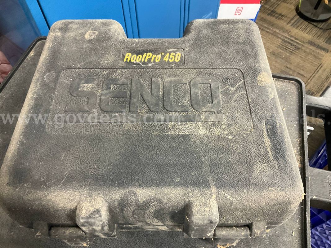 SENCO RoofPro 450 Pneumatic Coil Roofing Nailer w/ Original Hard Case & Accessories