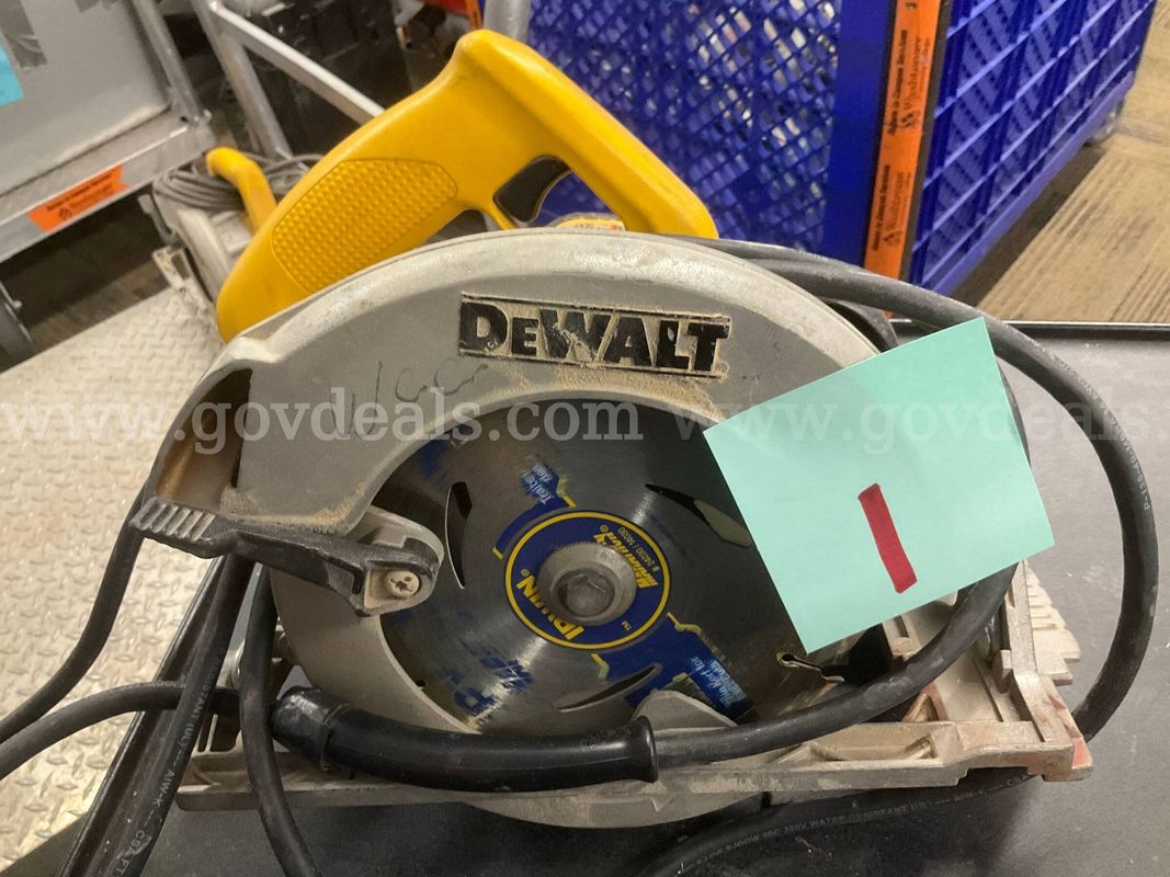 DeWalt DW368 7-1/4" Circular Saw - 15 Amp (Used)