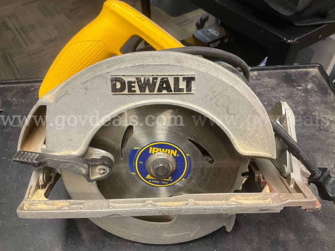 DEWALT DW368 7-1/4" Heavy Duty Circular Saw - 15 Amp (Includes Irwin Blade)
