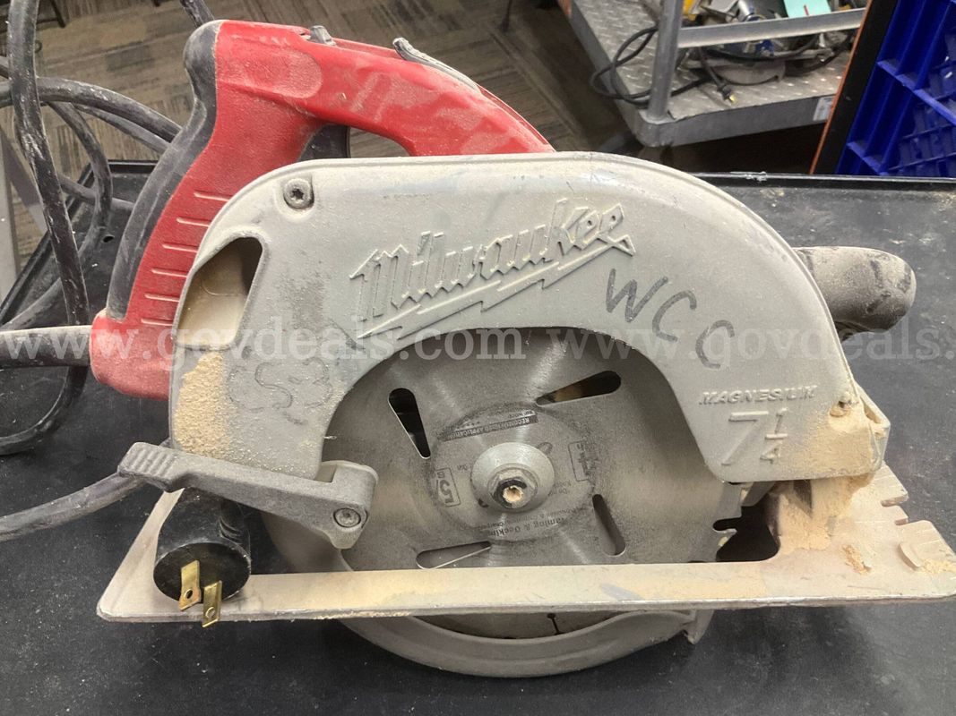(2) Milwaukee 6390-20 Tilt-Lok 7 1/4" Corded Circular Saw - 15 A Heavy Duty