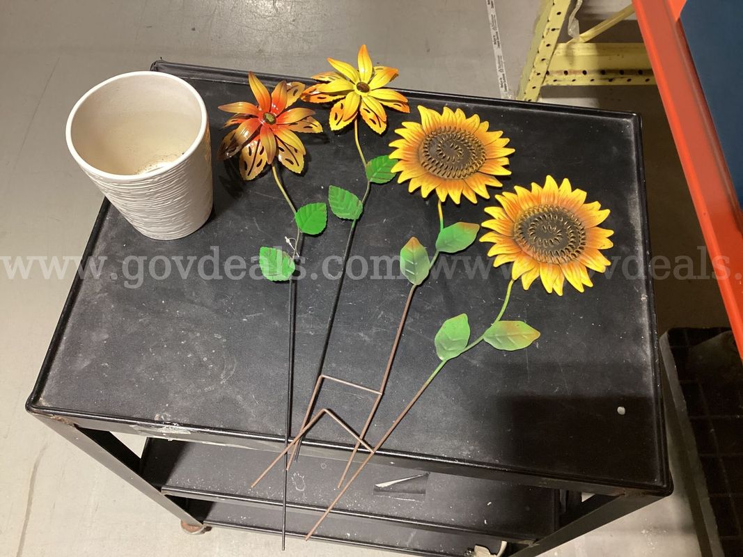 5-Piece Garden Decor Lot – White Textured Ceramic Planter Pot & 4 Metal Flower Garden Stakes