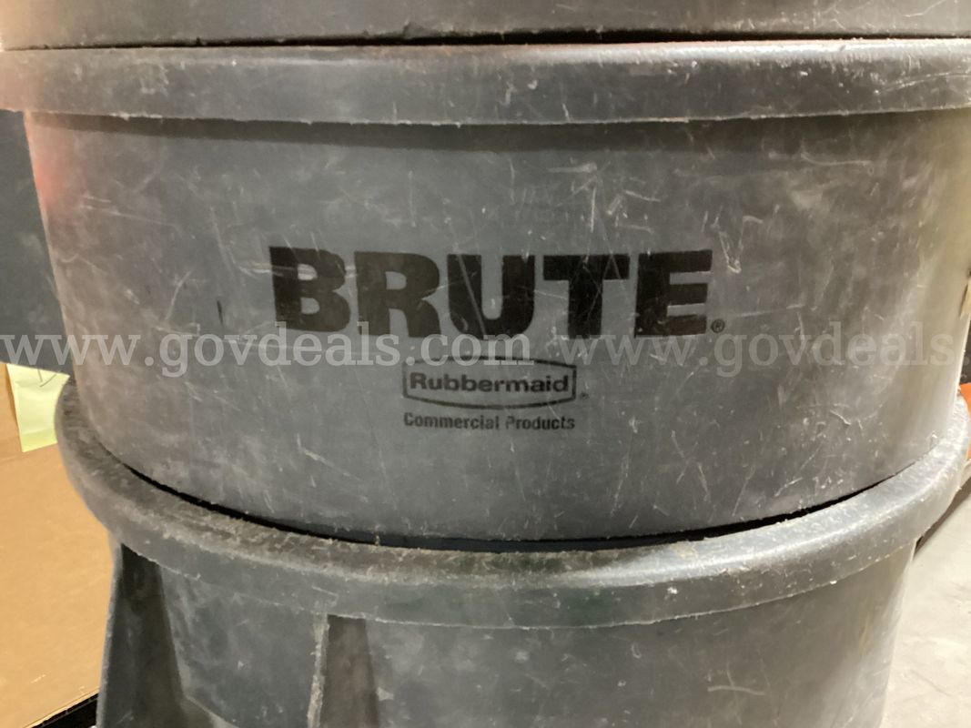 Lot of 4 Rubbermaid Commercial BRUTE Heavy-Duty Trash Cans / Utility Containers