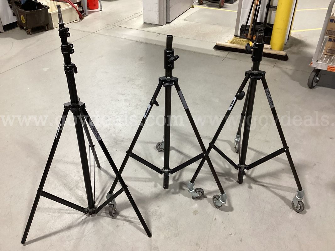 Lot of (3) Studio Light Stands – Amvona DynaTran AS-9110 & Calumet Rolling Stands
