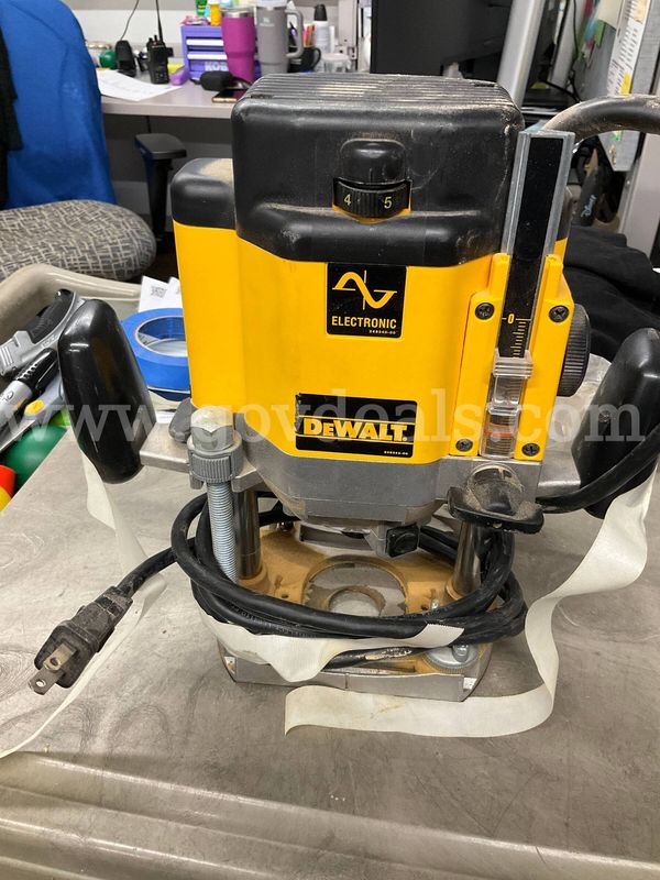 DeWalt DW625 3 HP Heavy-Duty Electronic Variable Speed Plunge Router