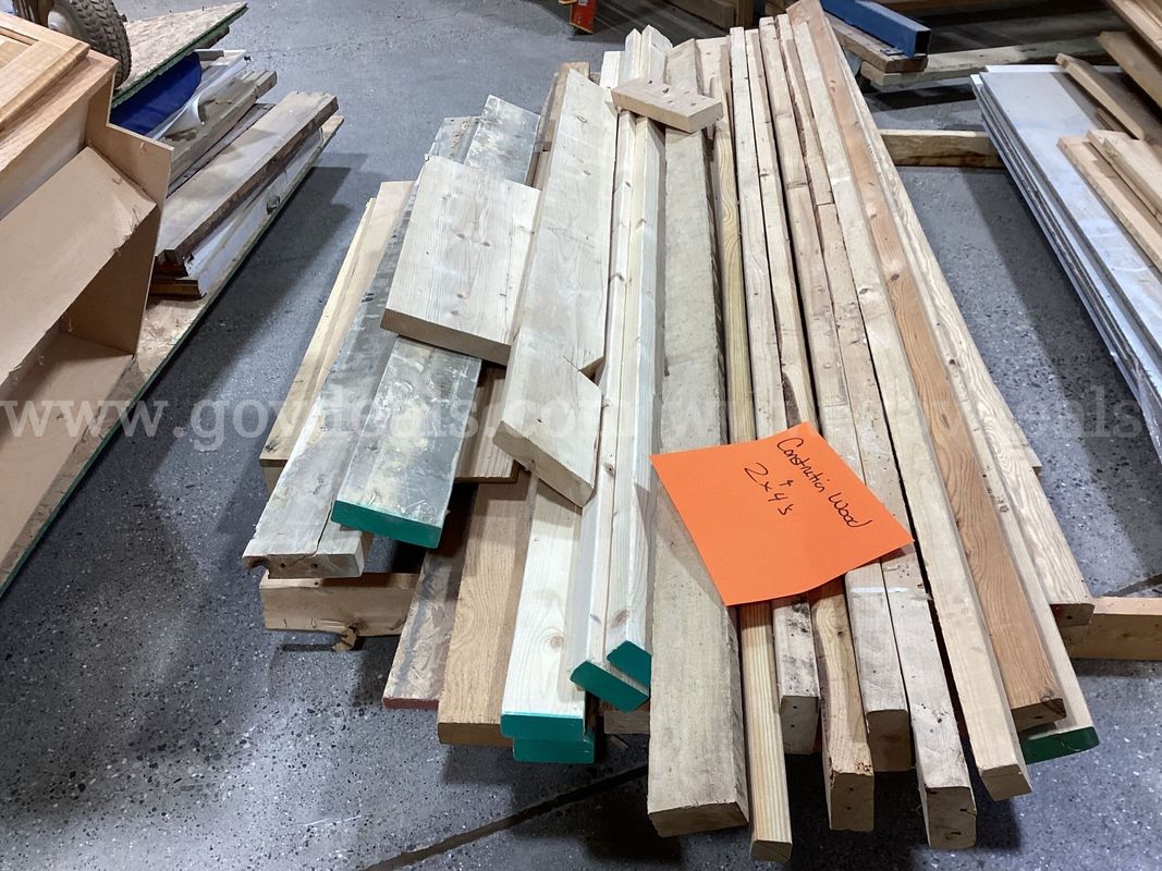 Bulk Lot Assorted Construction Lumber: 8ft 2x4s & Mixed Boards