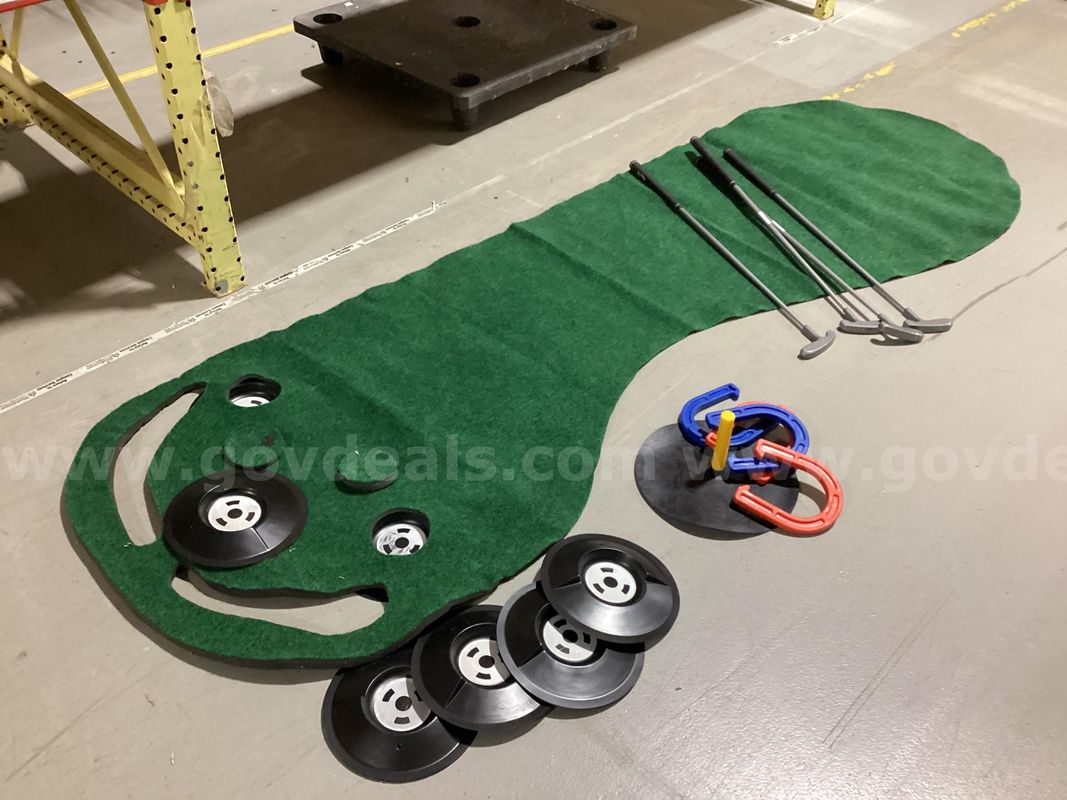 Portable Mini Golf Putting Green Mat with Putters & Bonus Horseshoe Game Set