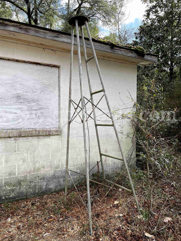 Metal Tower with 4 Legs