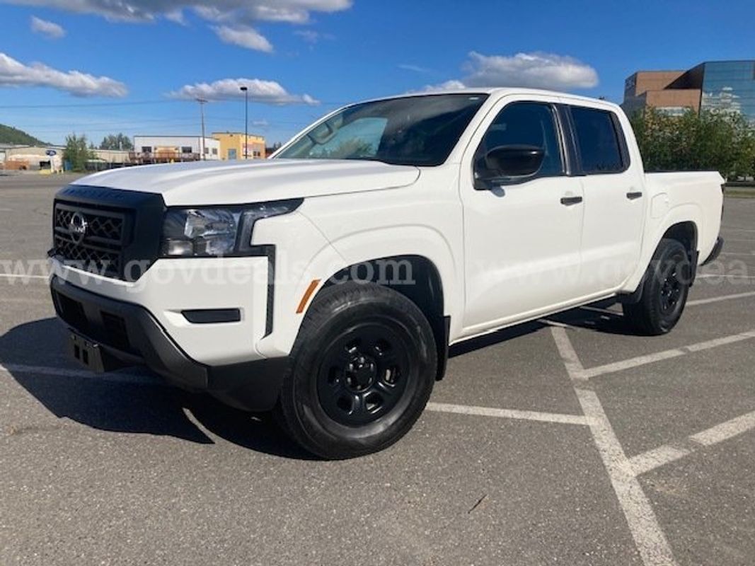 2024 Nissan Frontier 4X4 low miles great condition