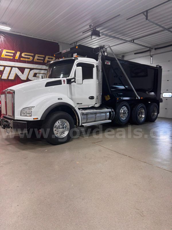 Heavy-duty 2017 Kenworth T880 Tri-Axle Dump. 475HP Cummins ISX15 / Allison auto transmission and 16' OX Body