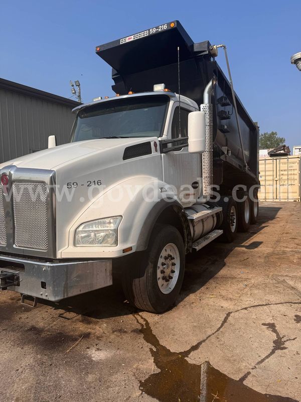 WORK-READY: 2017 KENWORTH T880 Tri-Axle Dump Truck (Cummins ISX15 / Allison Auto)