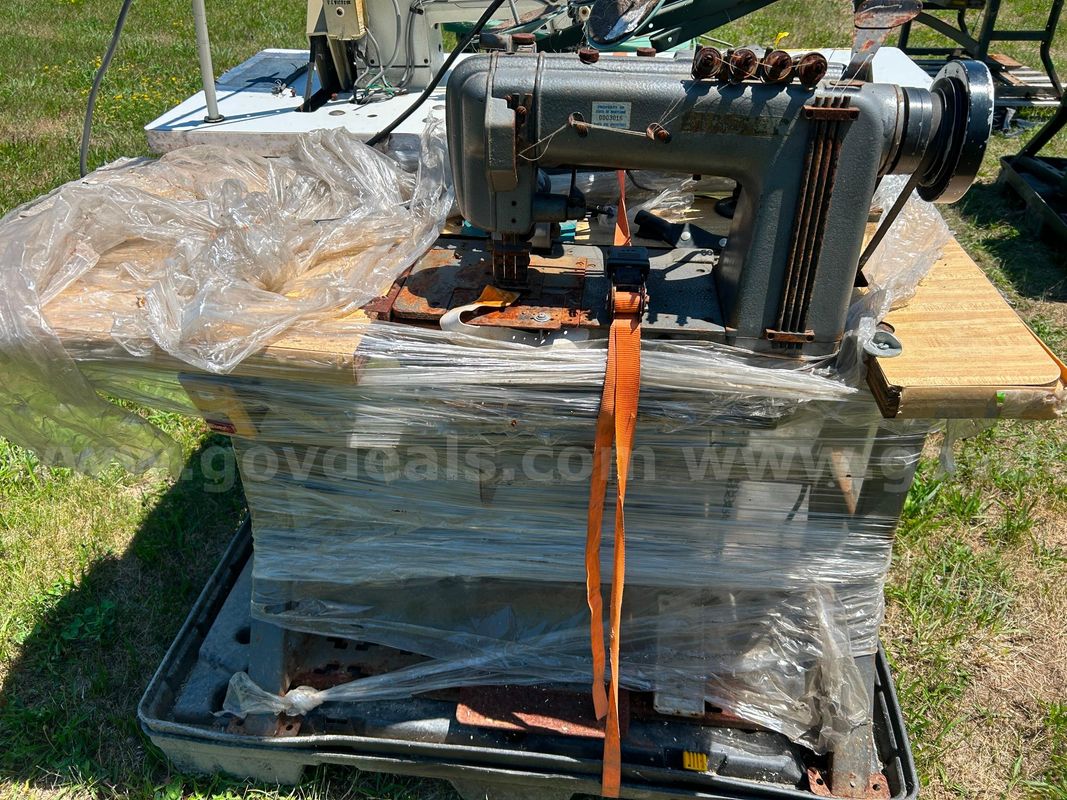 Singer 300X405 Chainstitch Sewing Machine