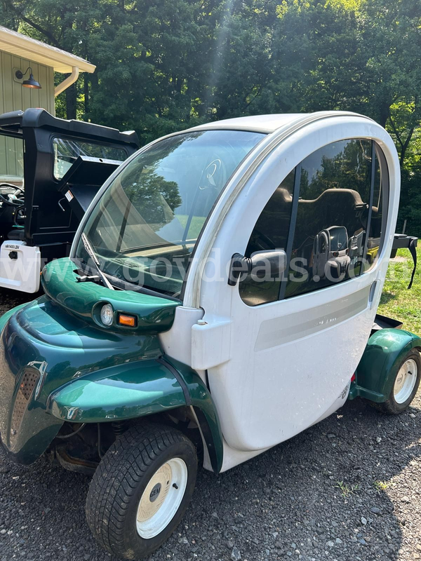 2002 GEM E825 Electric LSV with Golf Bag Rack