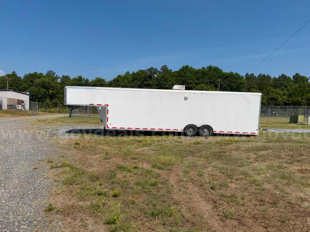 2016 14k lb 8.5x38’ enclosed gooseneck trailer with extras
