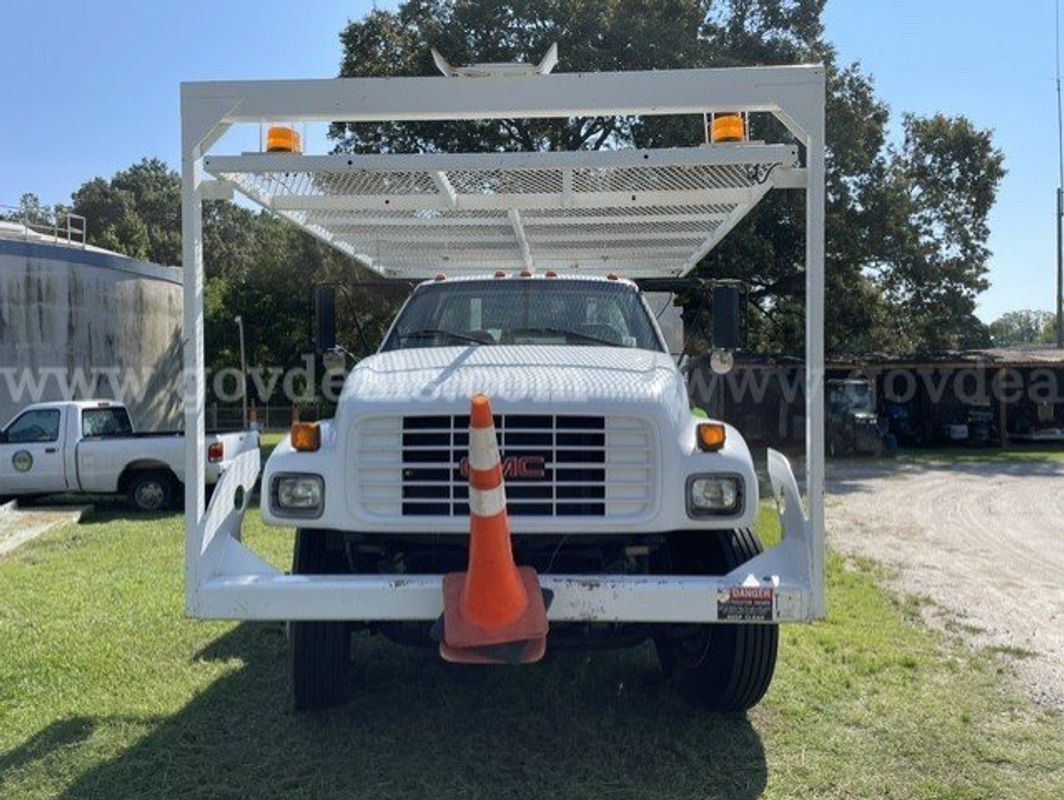 This 2001 GMC C7500 Cheyenne Bucket Truck