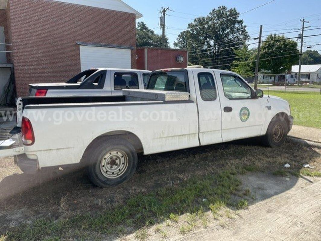 2003 Ford F-150-Runs with charged battery, leaks oil
