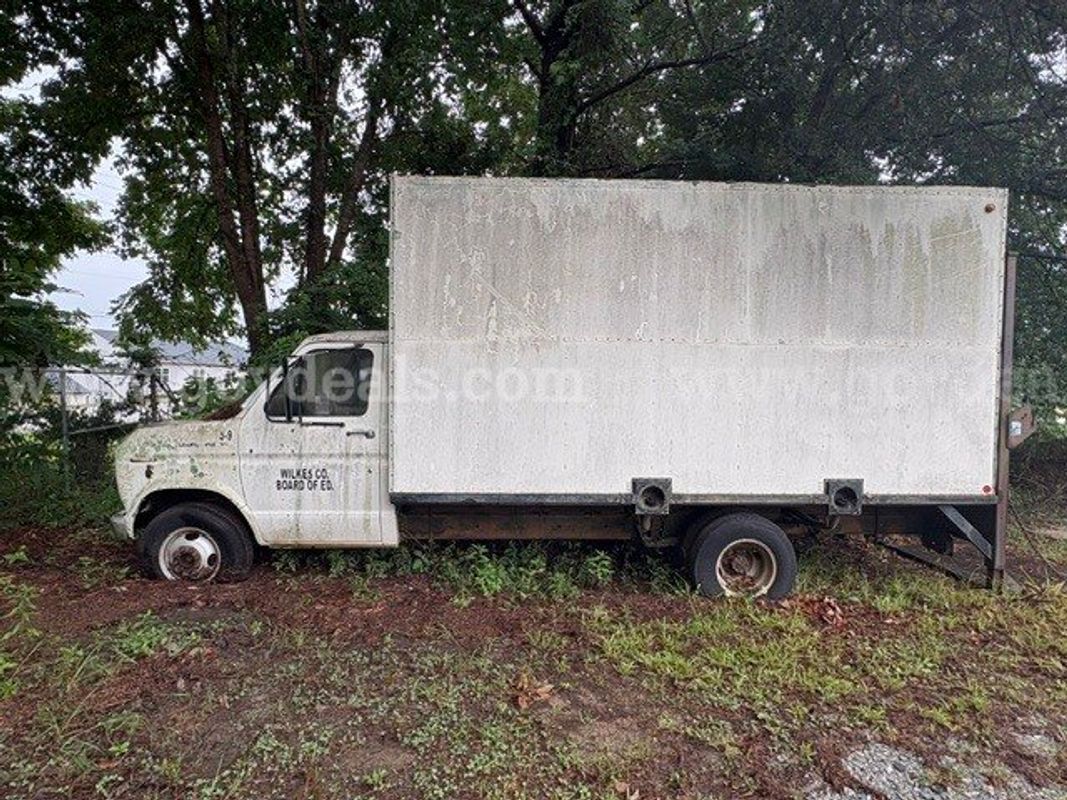 1986 Ford Truck Chassis Box Truck