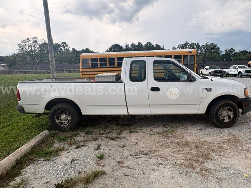 2001 Ford F-150 XL SuperCab Long Bed 2WD