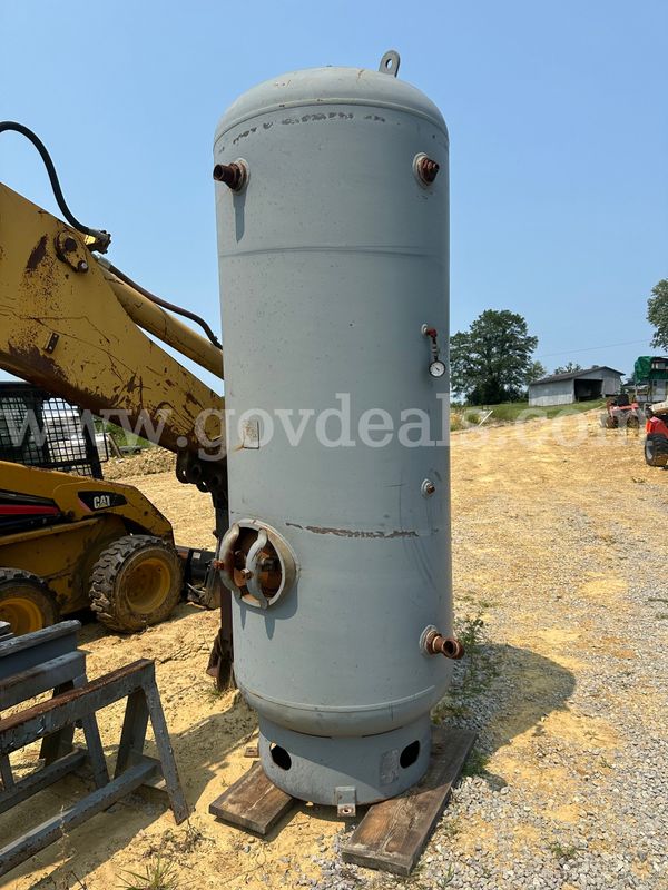 660 Gallon Manchester air pressure storage tank