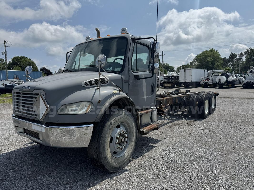 2006 Freightliner M2 106 Cab and Chassis *DOESN'T RUN*