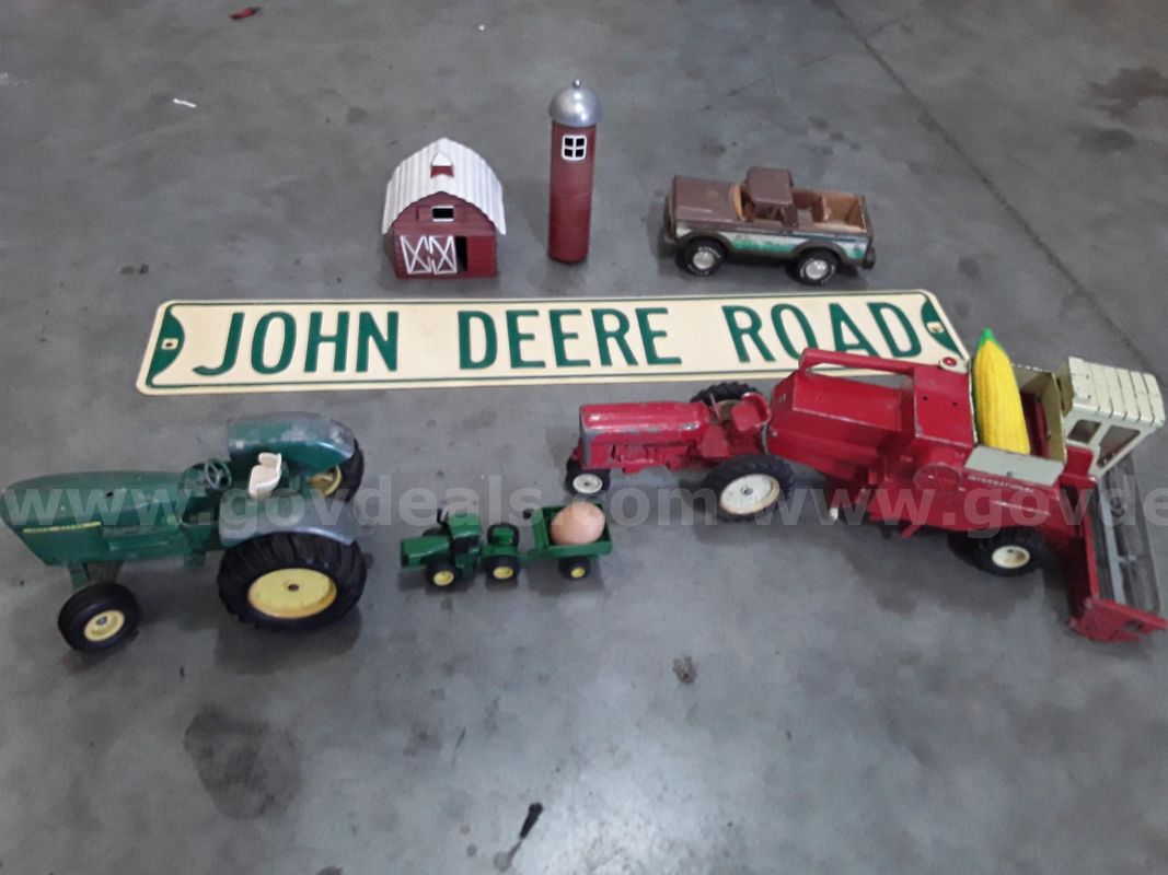Lot of Vintage Farm Toys / Sign