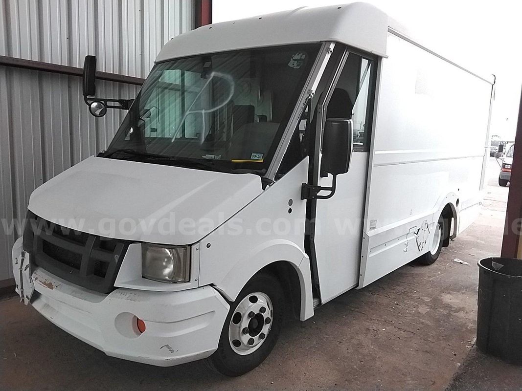 2013 Isuzu Commercial Van 151" WB 12' REACH RWD Cargo Van