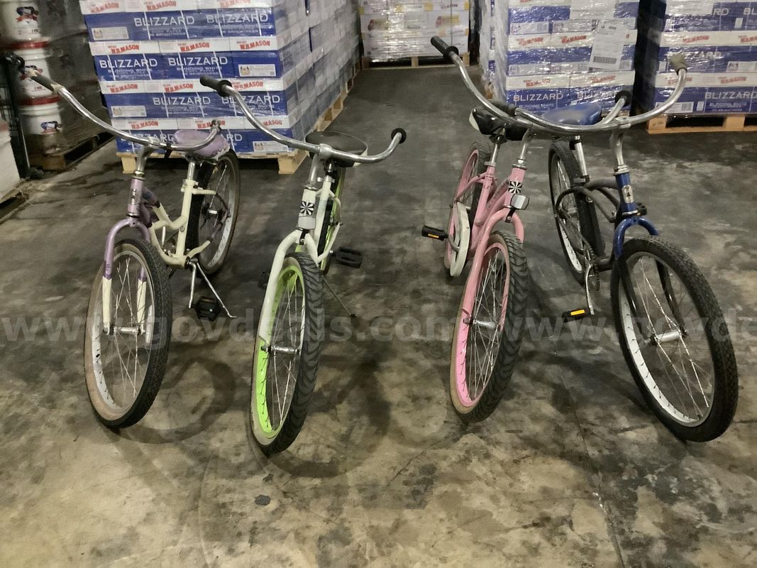 SET OF 4 USED JUVENILE / KIDS beach cruiser-style bicycles for sale.