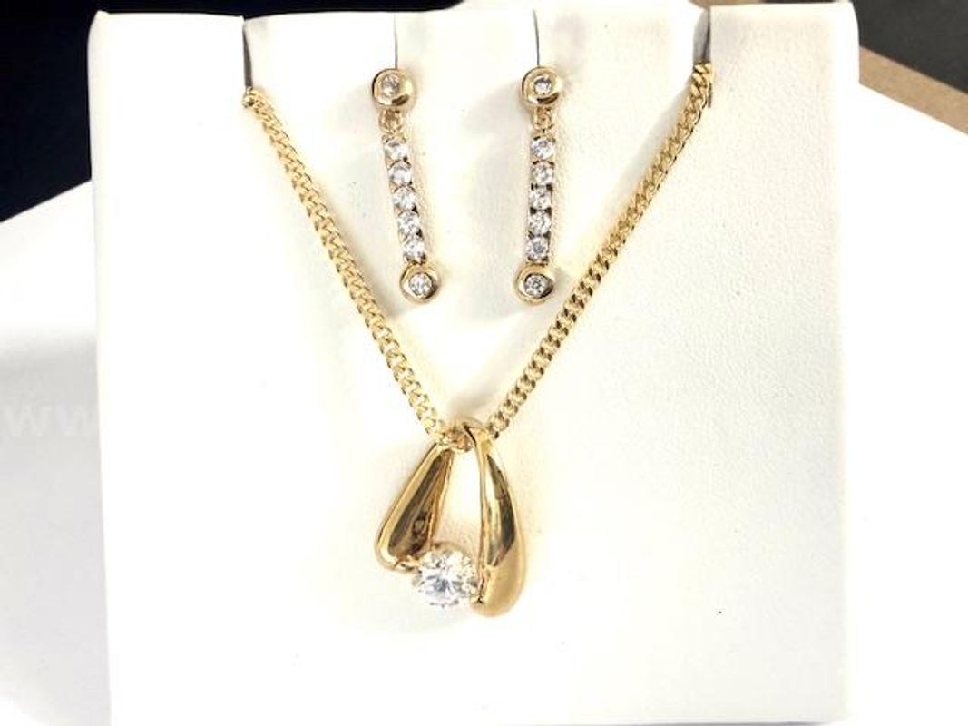 Beautiful, Brilliant, 24k Gold Clad, CZ Pendant and 18" Necklace W/Matching Earrings
