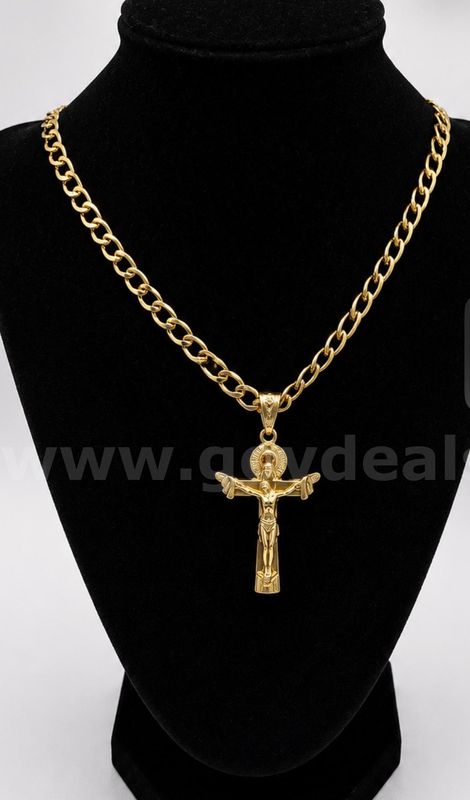 Attractive,  22 Inch, 24k Gold, Cuban Link Necklace w/ Jesus  On Cross Pendant Read ⬇️