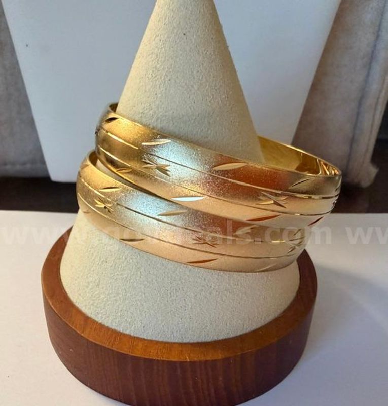(2) Gorgeous Medium, 2 1/4 Inch, Diamond Cut Bangle Bracelets. 1/2" Thick, Real 24k Gold Filled