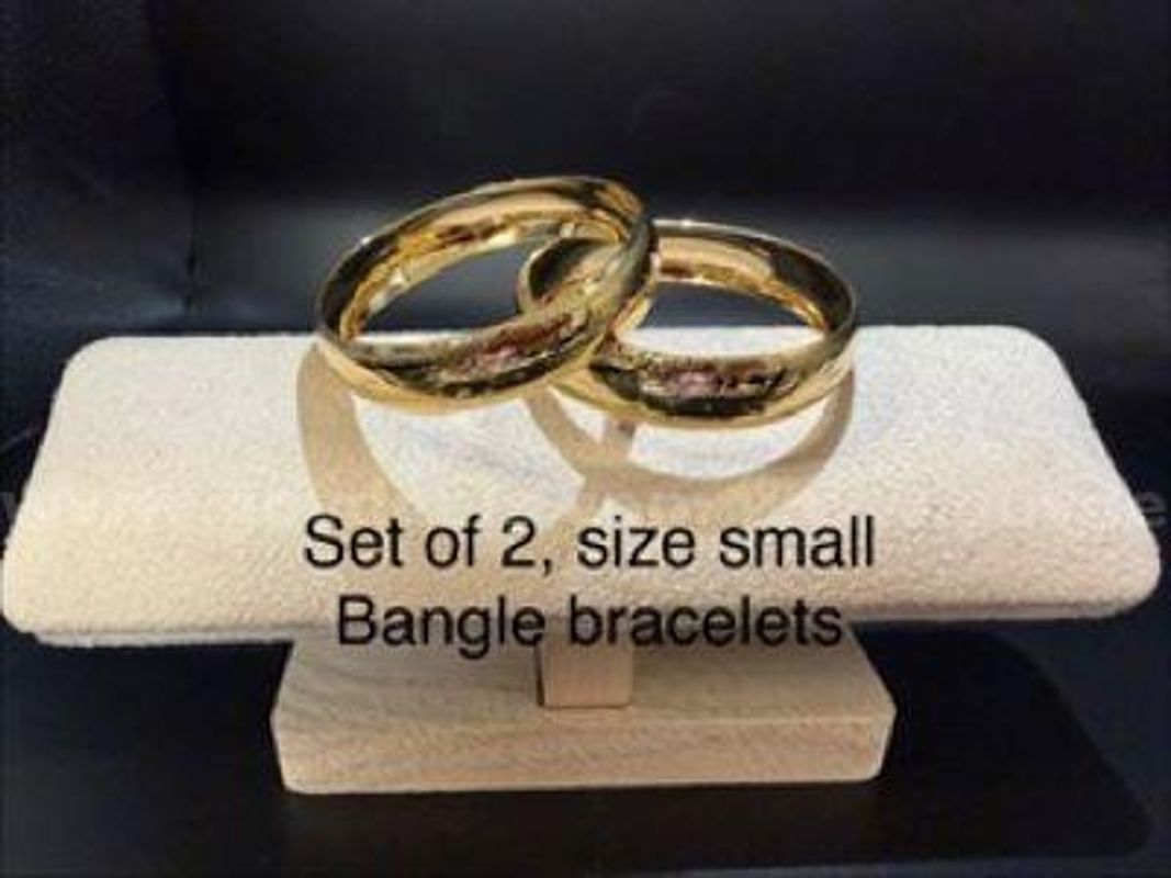 Gorgeous, Set of (2), Size Small, 24k Gold, Diamond Cut Bangle Bracelets 1/2" Thick