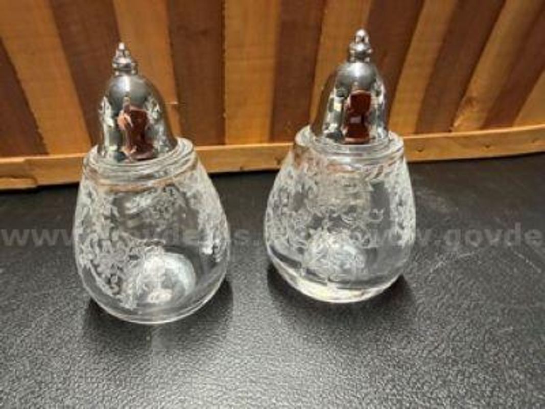 Vintage, Rare, Etched Shaker Pair, Excellent Condition. No Defects