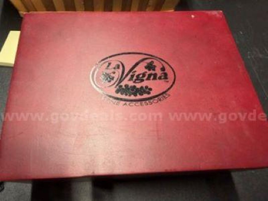 New Condition, Wine Accessory Kit