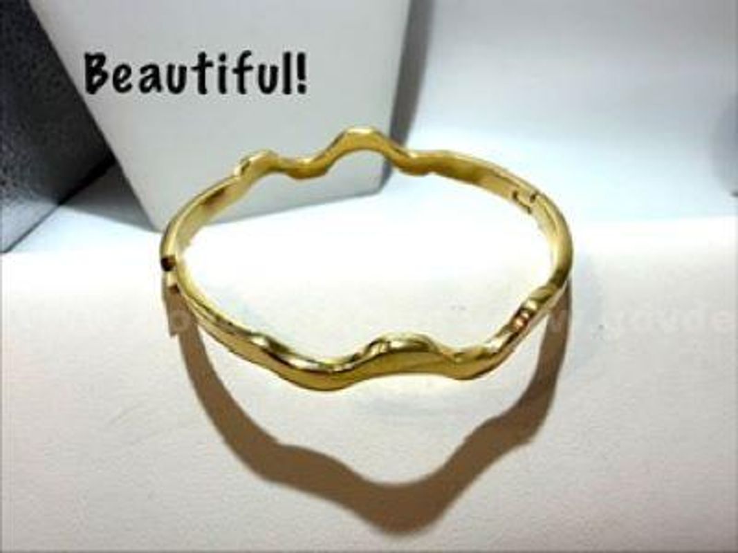 Gorgeous, 7 Inch, Size Large, 24kt Gold Filled Wavy Hinged Bangle Bracelet
