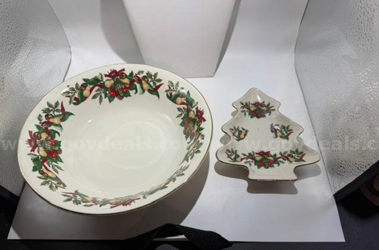 Set of (2), AMC Bounty X Mas Candy Dish and Serving Bowl, Excellent Condition