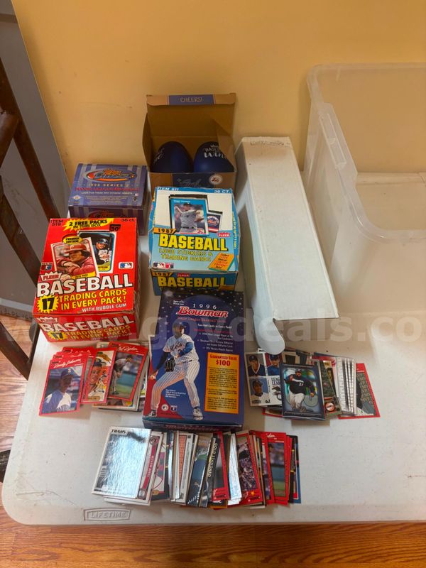 A lot of vintage baseball collector cards. (1 of 2)