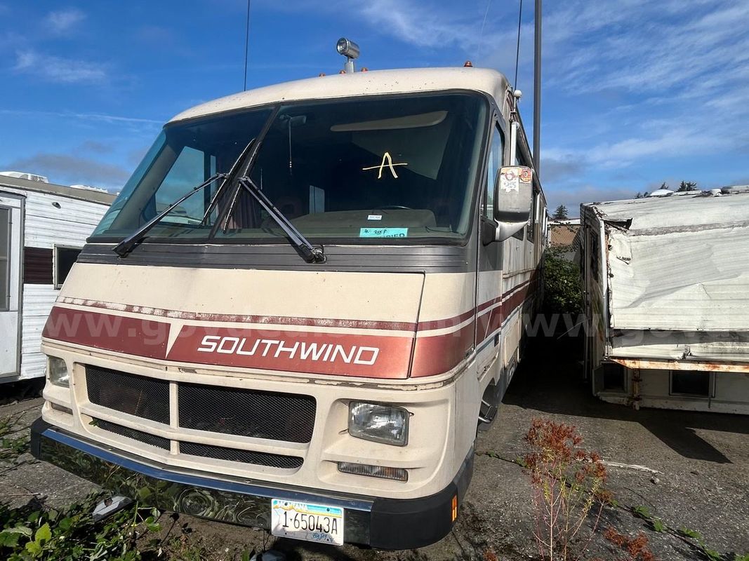 Tan 1987 Fleetwood Southwind