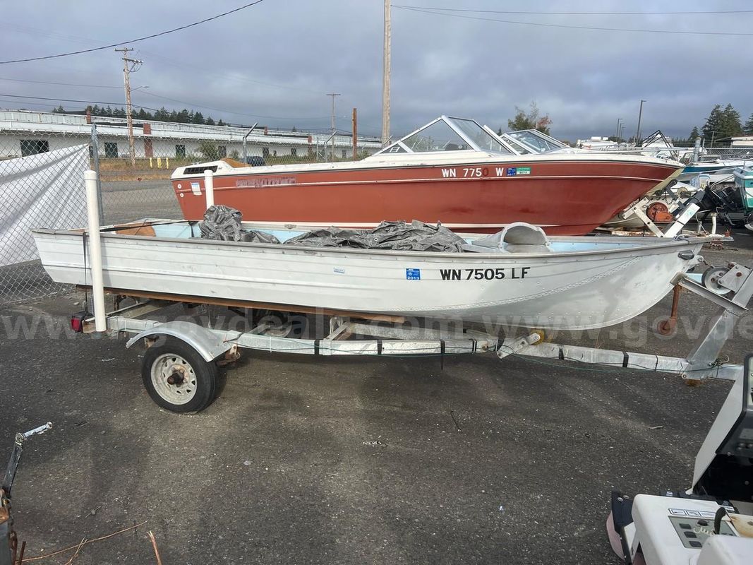 Aluminum V-hull Boat with Trailer