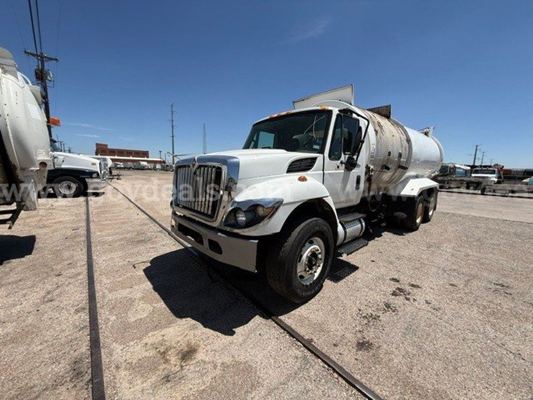 2014 International 7400 25CY Side Loader Trash Truck