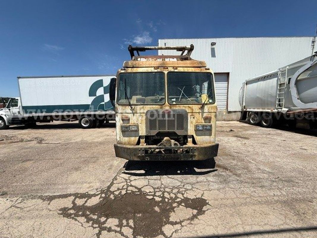 2016 Peterbilt 320 - Front Loader